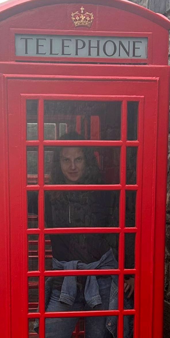 Марина в красной телефонной будке в Англии